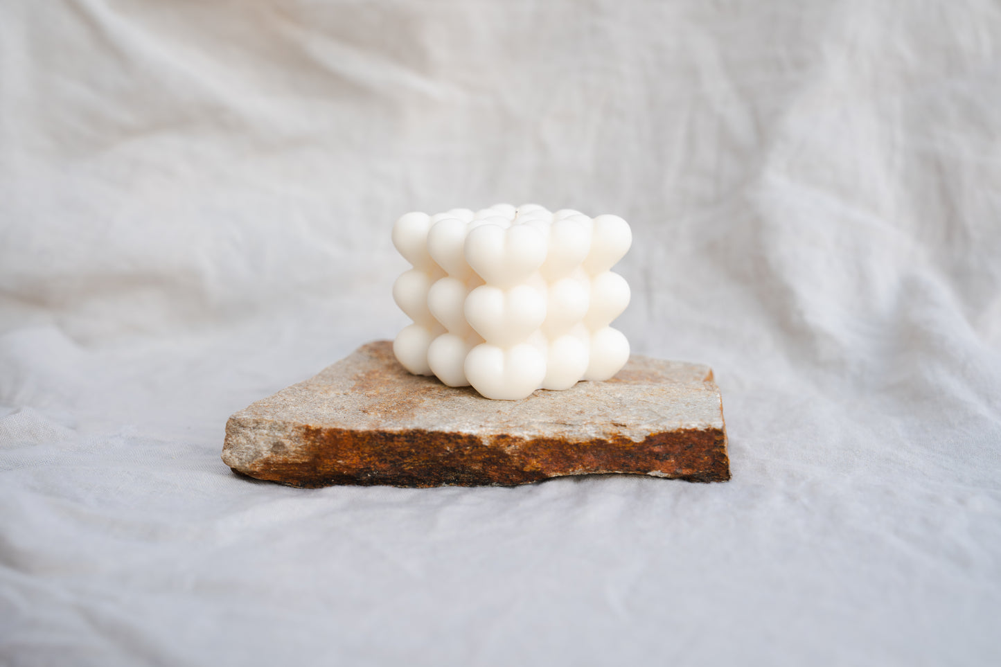 Lumânare parfumată cu model de inimi – turnată manual din ceară naturală de soia