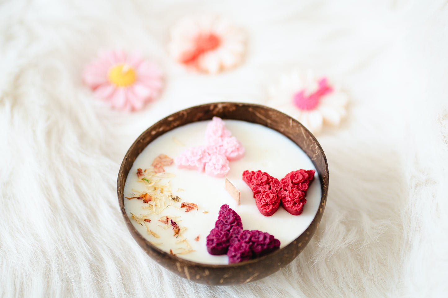 Lumânare parfumată din ceară de soia – în coajă de nucă de cocos