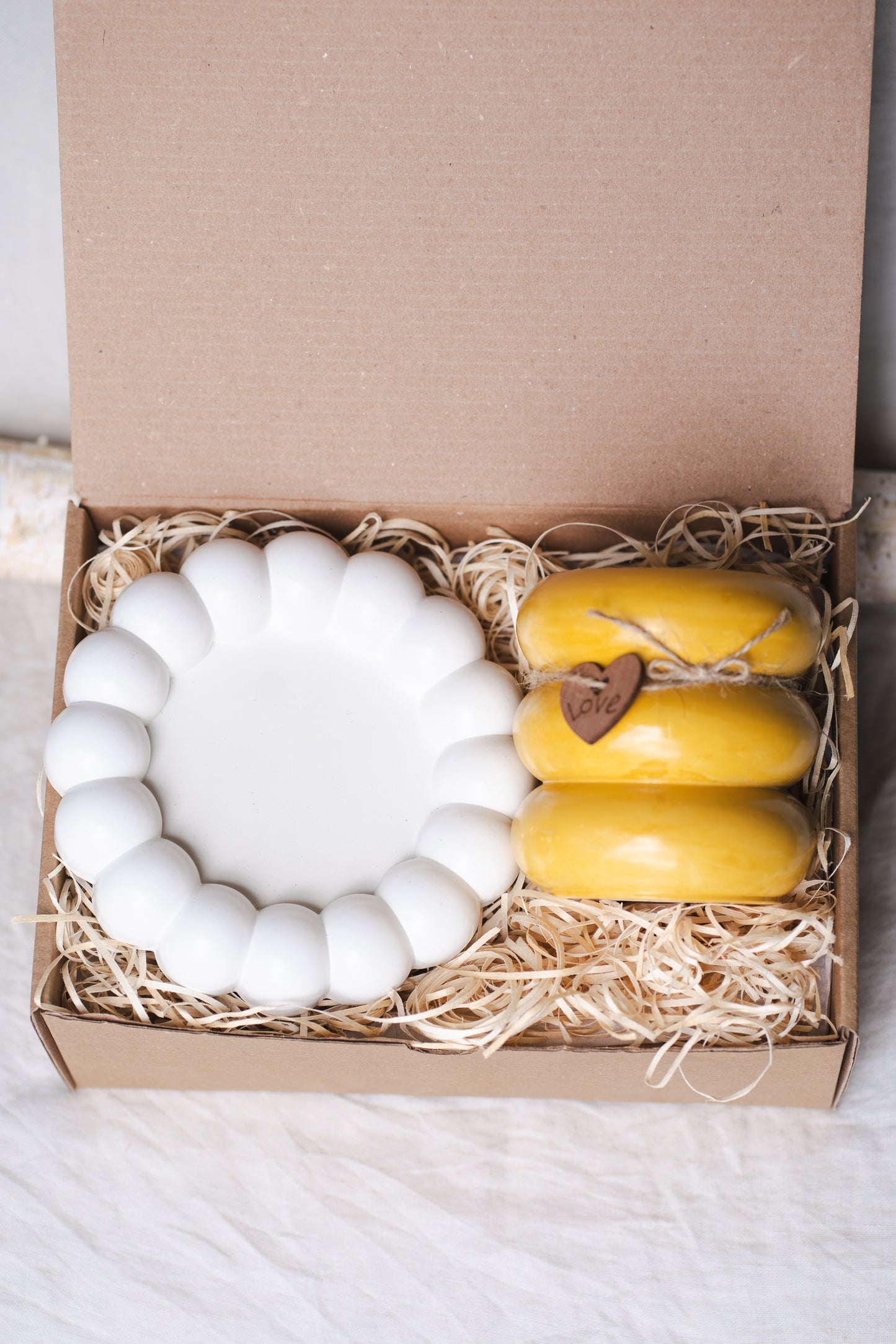 Set cadou – tavă albă și lumânare parfumată din ceară naturală de soia