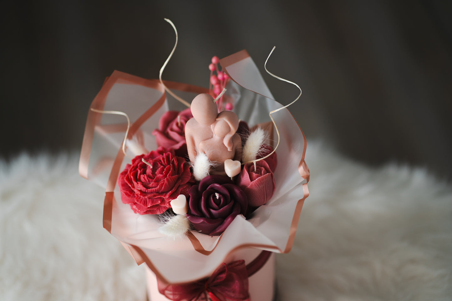 Buchet floral cu lumânări parfumate și figurina "Cuplu îmbrățișat" – Cadou romantic