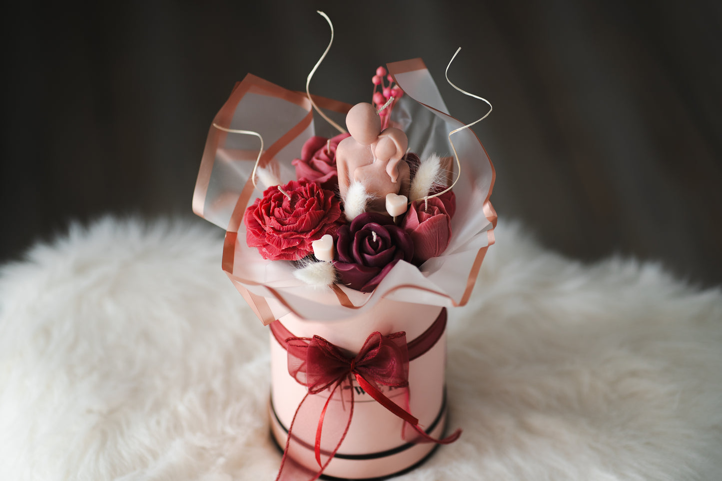 Buchet floral cu lumânări parfumate și figurina "Cuplu îmbrățișat" – Cadou romantic