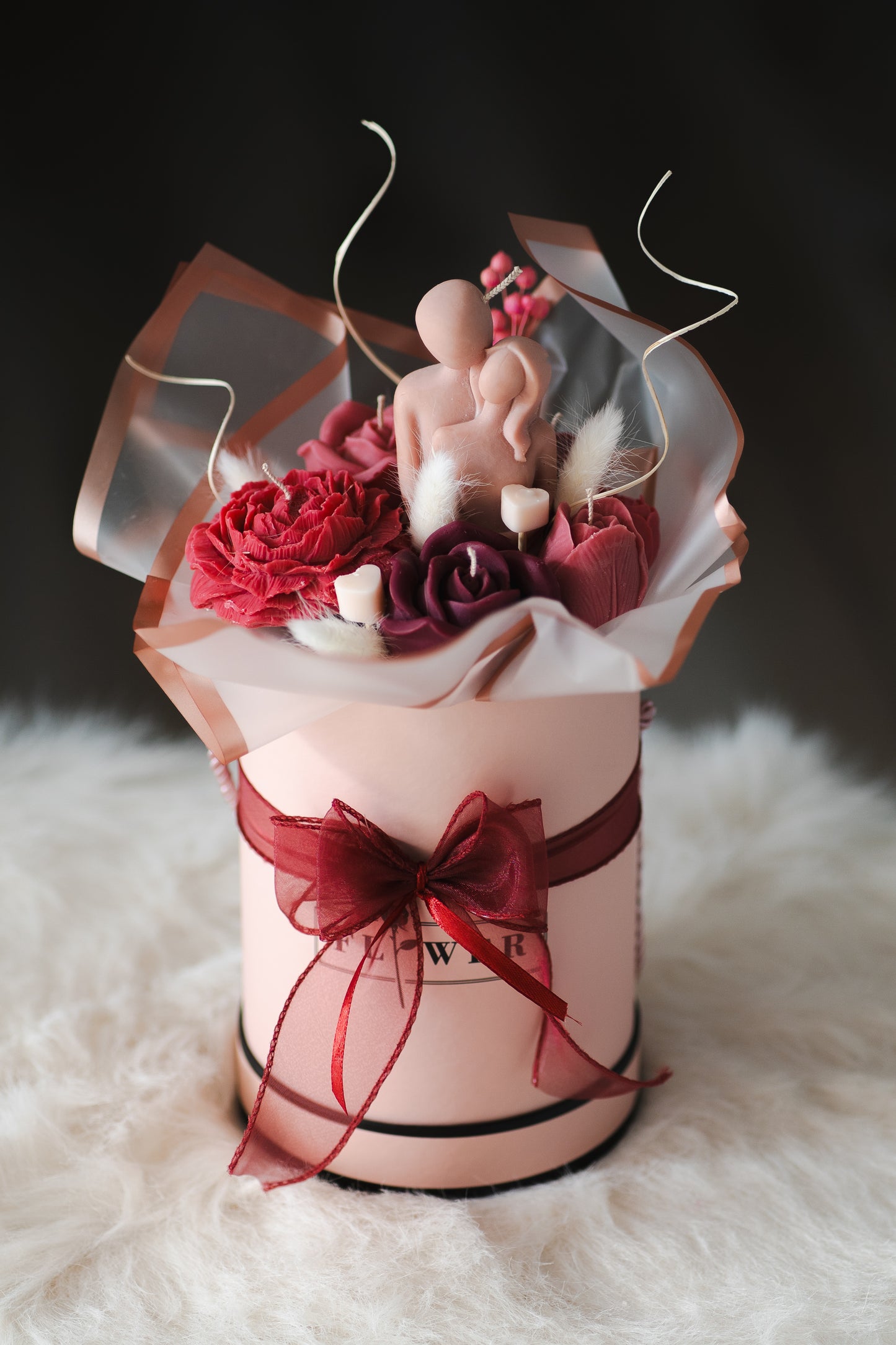 Buchet floral cu lumânări parfumate și figurina "Cuplu îmbrățișat" – Cadou romantic