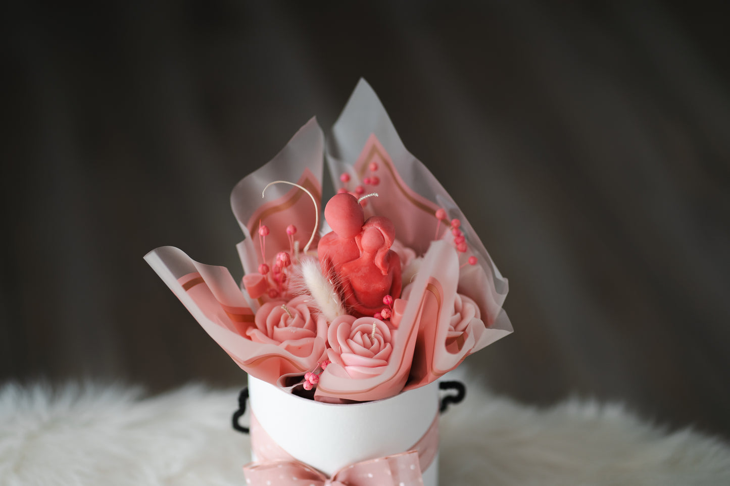 Buchet de flori din lumânări parfumate și figurina „Cuplu îmbrățișat” – Cadou handmade delicat și romantic