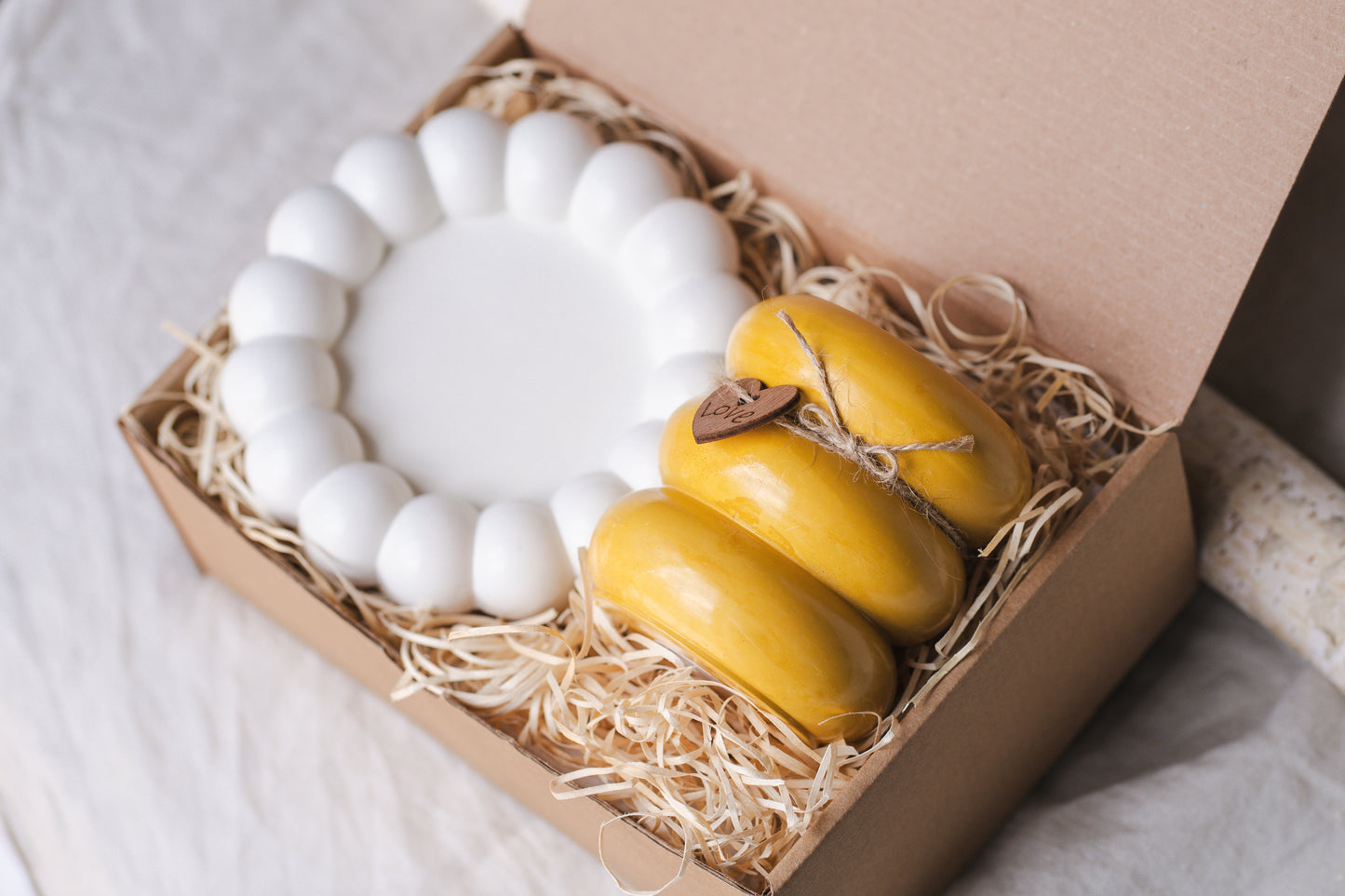 Set cadou – tavă albă și lumânare parfumată din ceară naturală de soia