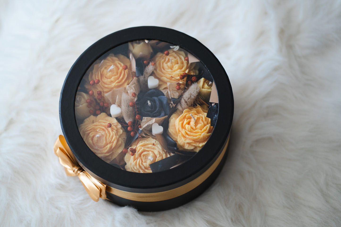 Buchet de trandafiri galbeni și negri din lumânări parfumate – ceară naturală de soia, aromă flori de vară, în cutie elegantă cu geam