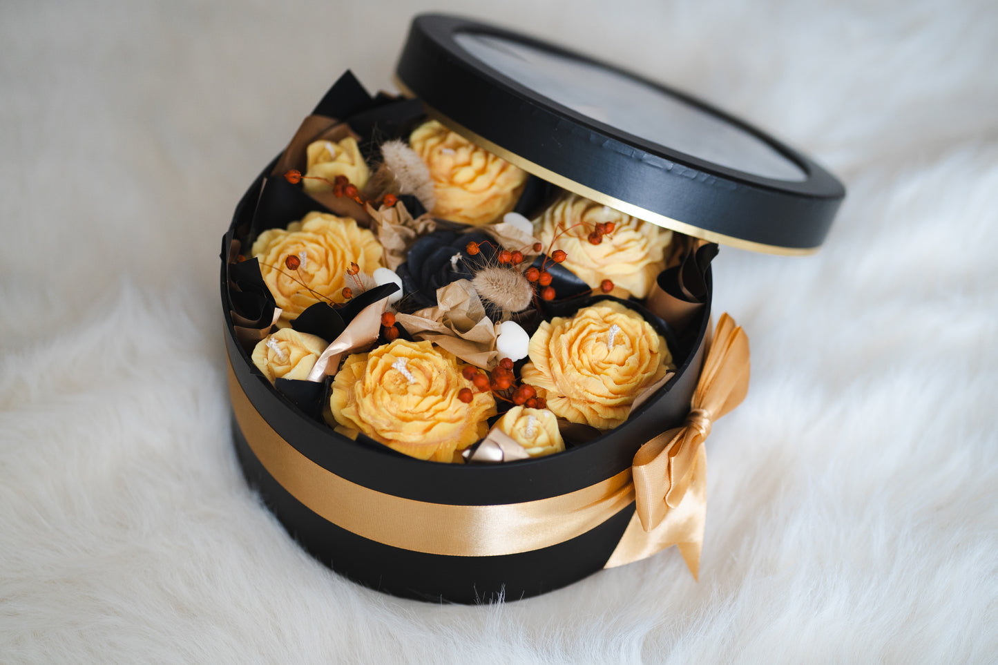 Buchet de trandafiri galbeni și negri din lumânări parfumate – ceară naturală de soia, aromă flori de vară, în cutie elegantă cu geam