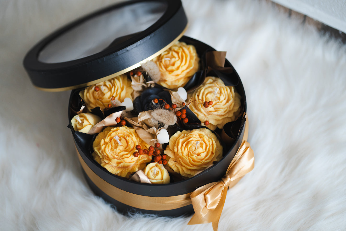 Buchet de trandafiri galbeni și negri din lumânări parfumate – ceară naturală de soia, aromă flori de vară, în cutie elegantă cu geam