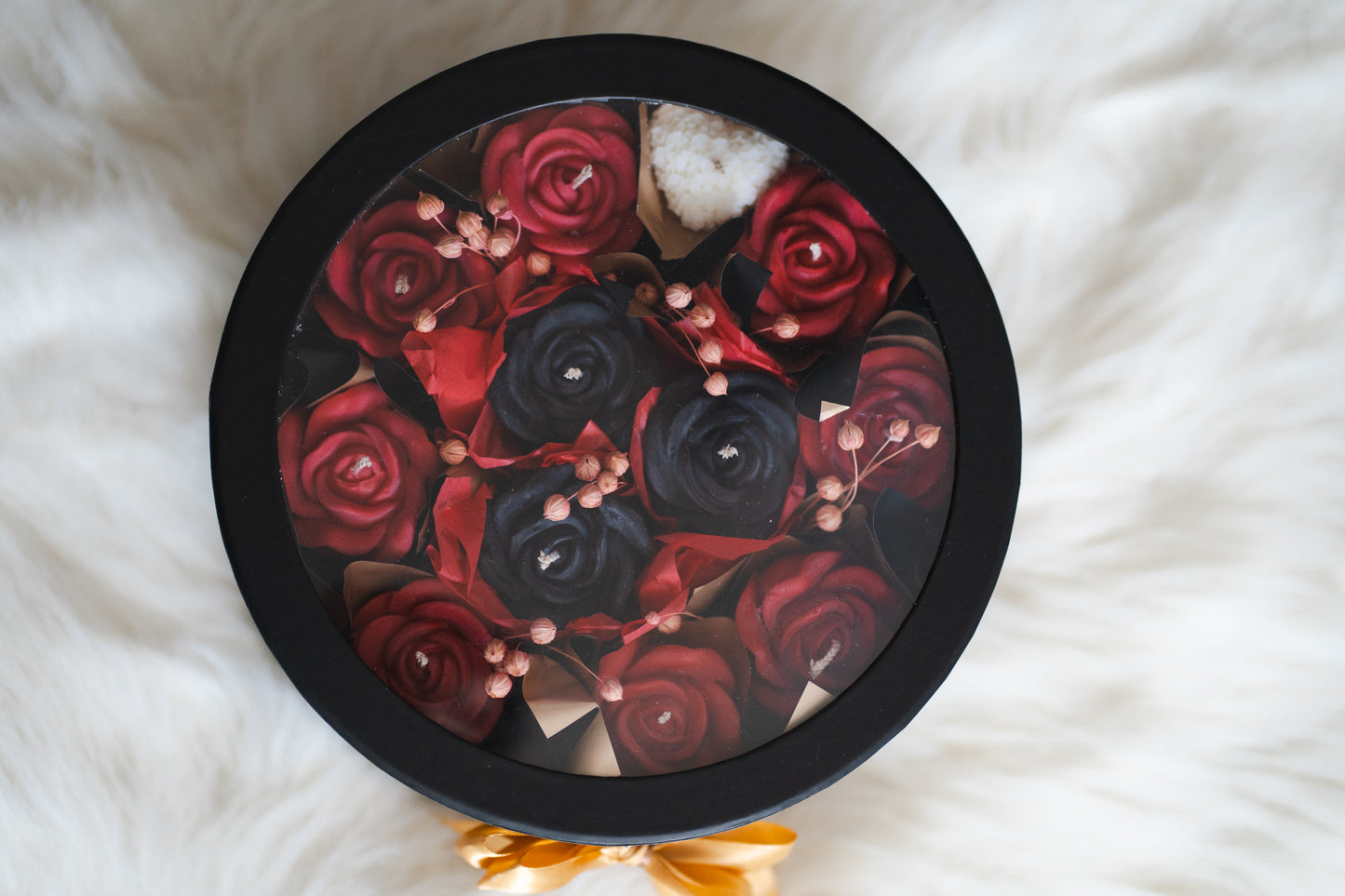 Buchet de trandafiri roșii și negri din lumânări parfumate – ceară naturală de soia, aromă flori de vară, în cutie elegantă cu geam