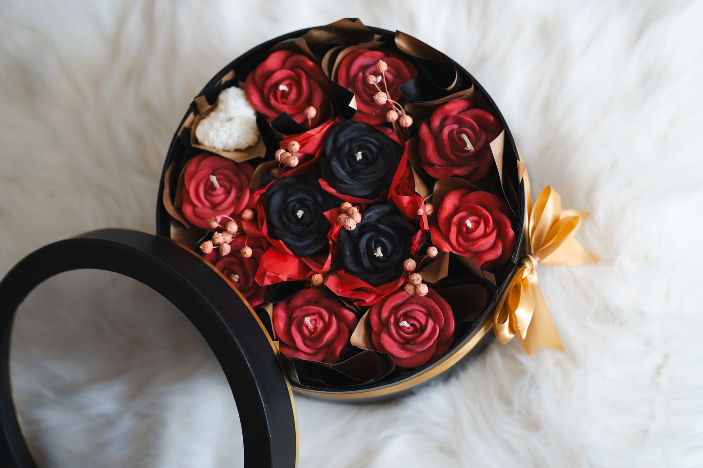 Buchet de trandafiri roșii și negri din lumânări parfumate – ceară naturală de soia, aromă flori de vară, în cutie elegantă cu geam