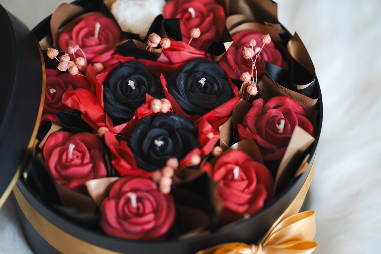 Buchet de trandafiri roșii și negri din lumânări parfumate – ceară naturală de soia, aromă flori de vară, în cutie elegantă cu geam