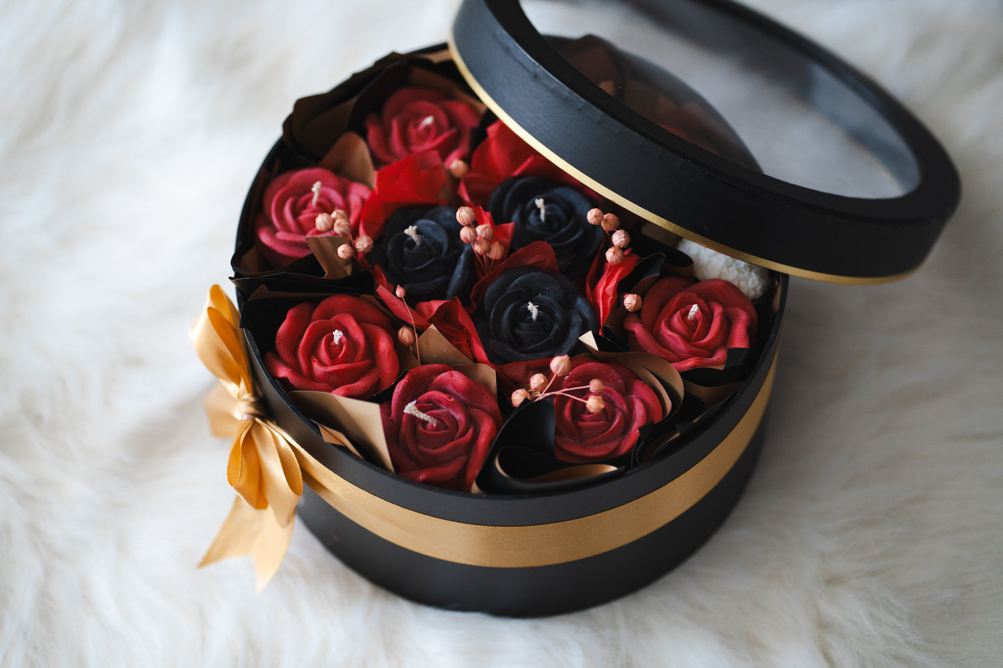 Buchet de trandafiri roșii și negri din lumânări parfumate – ceară naturală de soia, aromă flori de vară, în cutie elegantă cu geam