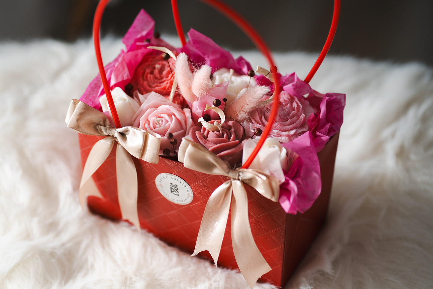 Buchet de flori în cutie tip poșetă cu lumânări parfumate handmade