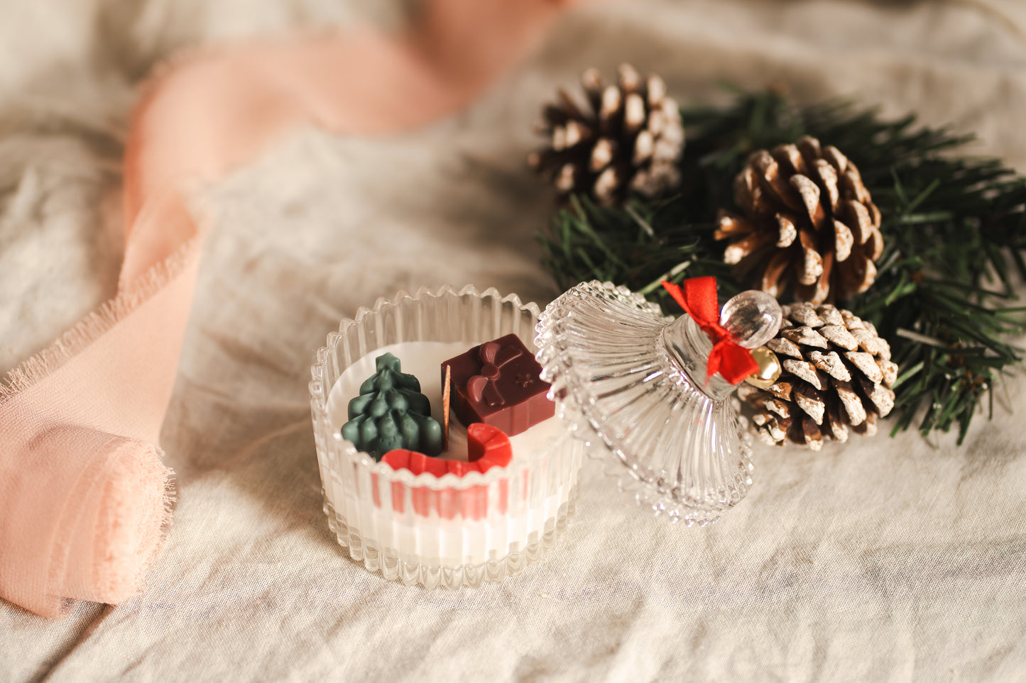 🎄 Lumânare parfumată în bombonieră din sticlă – Tematică de Crăciun, decorată cu figurine din ceară naturală 🎁