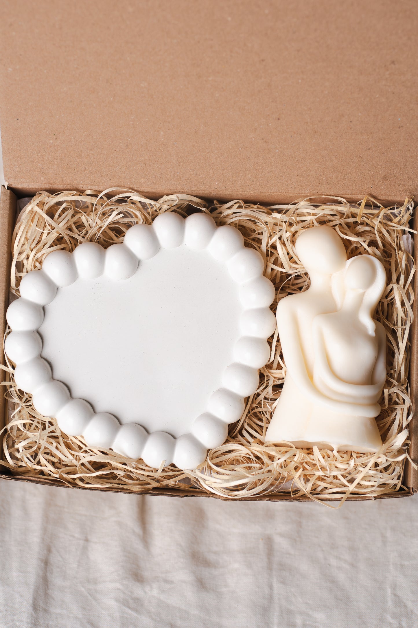 Set cadou handmade – tavă ceramică inimă și lumânare din ceară de soia