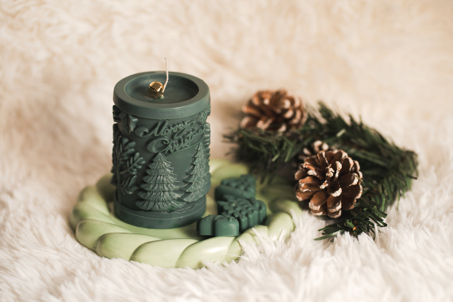 Lumânare parfumată handmade cu brazi sculptați și mesaj „Merry Christmas” – Creație artizanală cu tematică de Crăciun