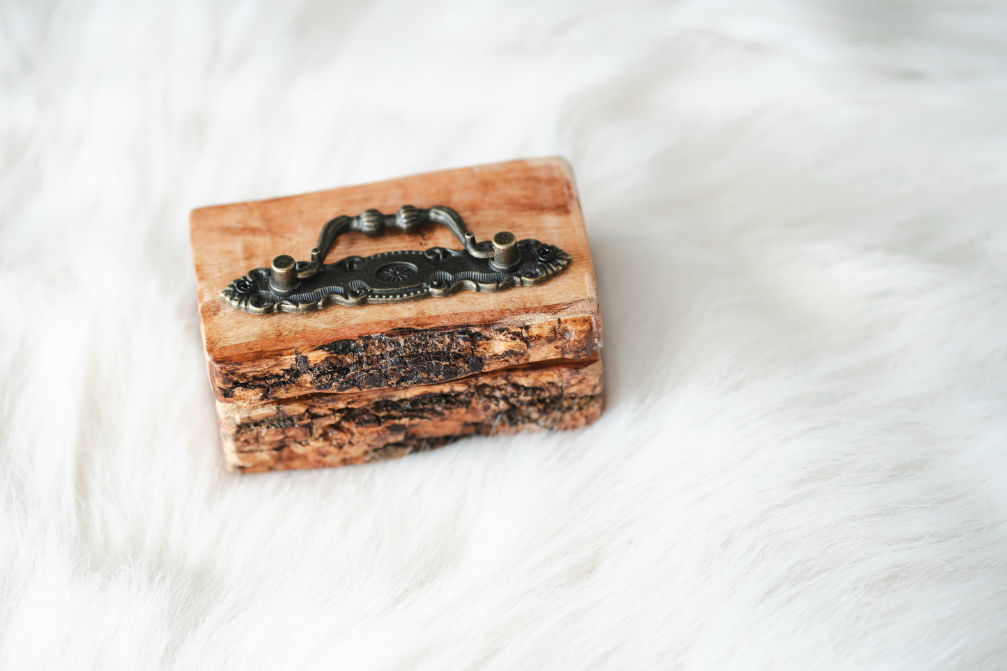 Cutie pentru bijuterii din lemn natural cu scoarță – lucrată manual, rustică și elegantă