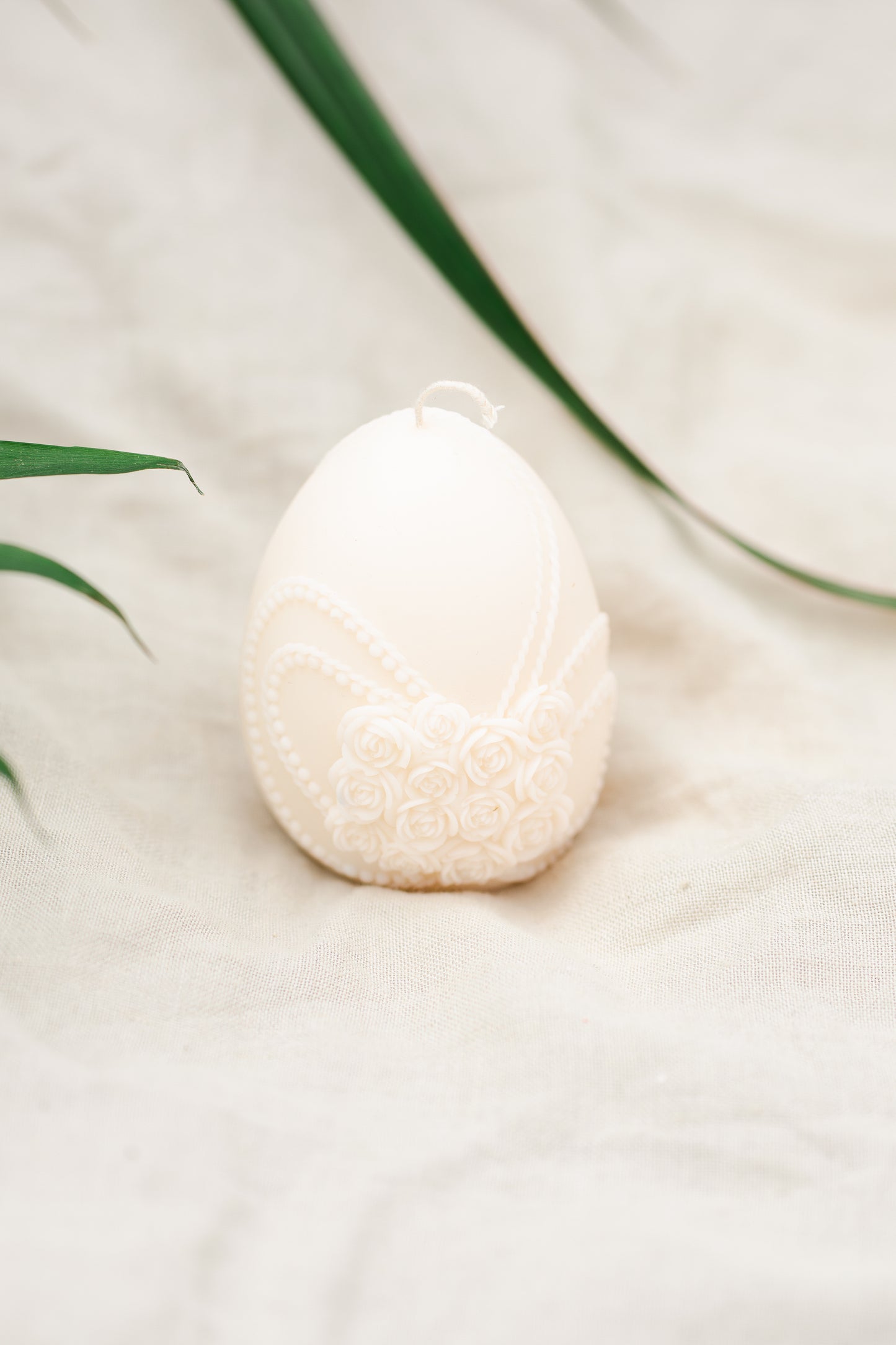 Lumânare parfumată handmade cu tematică de Paște - ou decorat cu flori