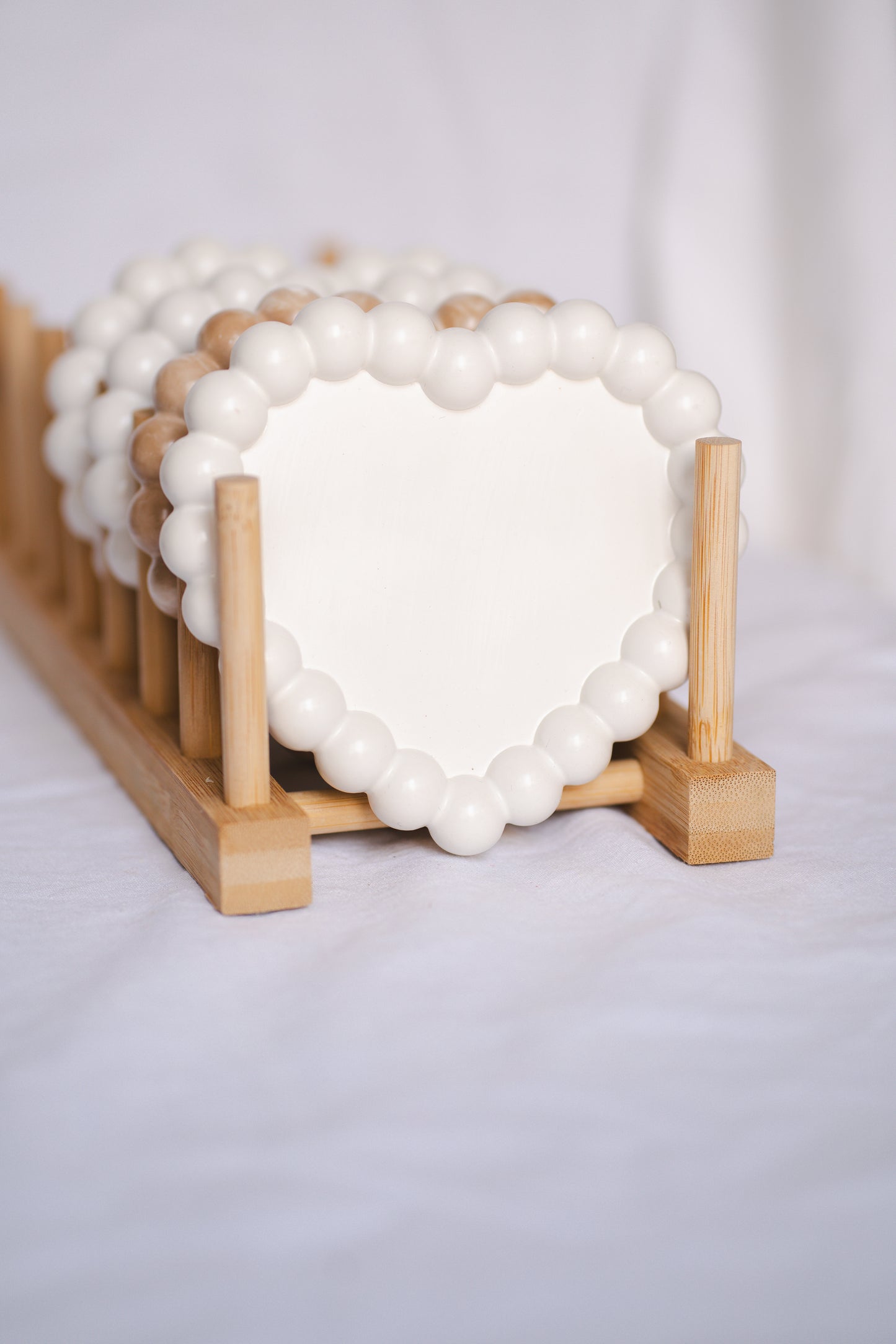 Set cadou handmade – tavă ceramică inimă și lumânare din ceară de soia