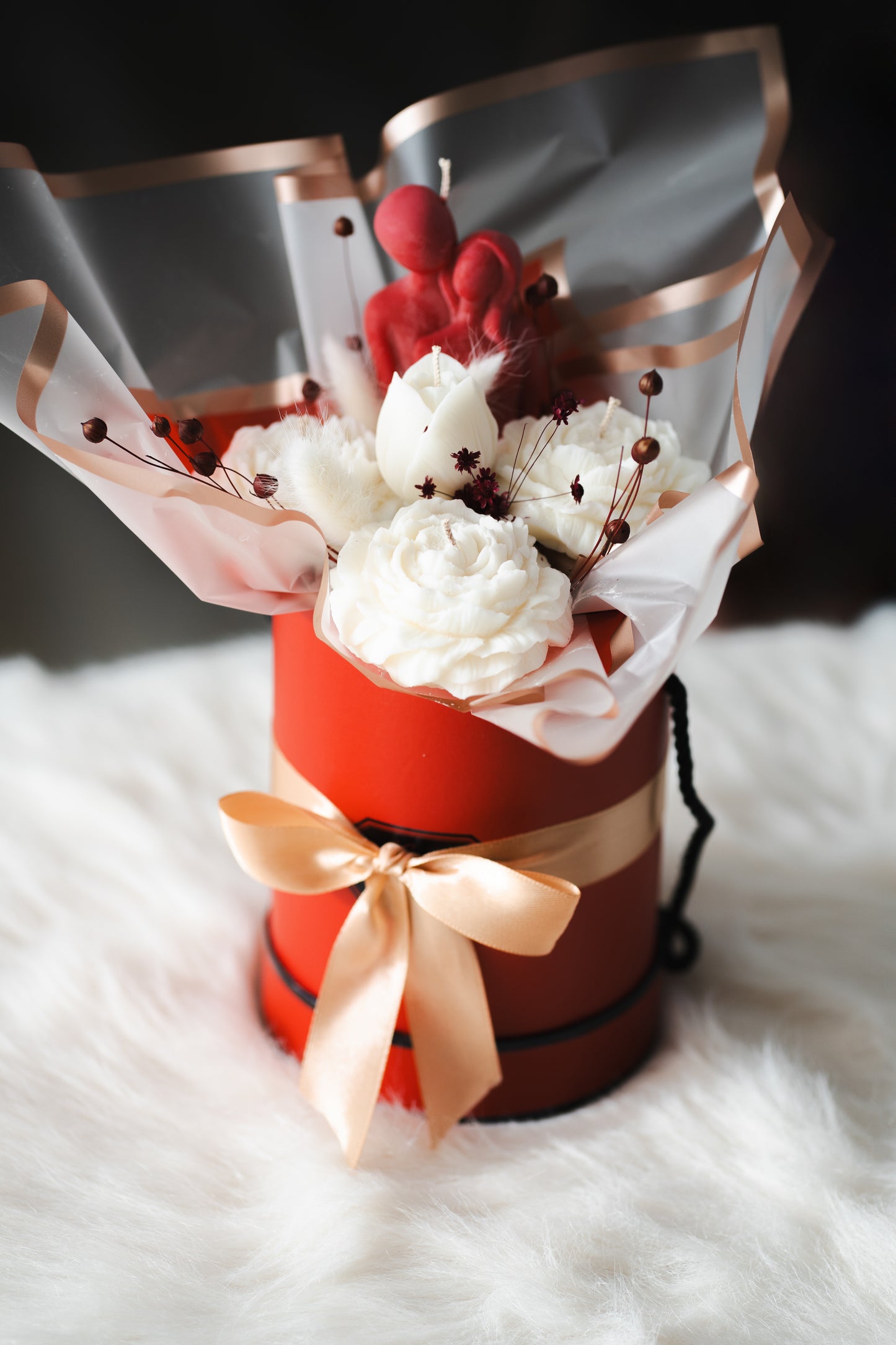 Buchet de flori din lumânări parfumate și figurina „Cuplu îmbrățișat” – Cadou handmade cu simbol al iubirii