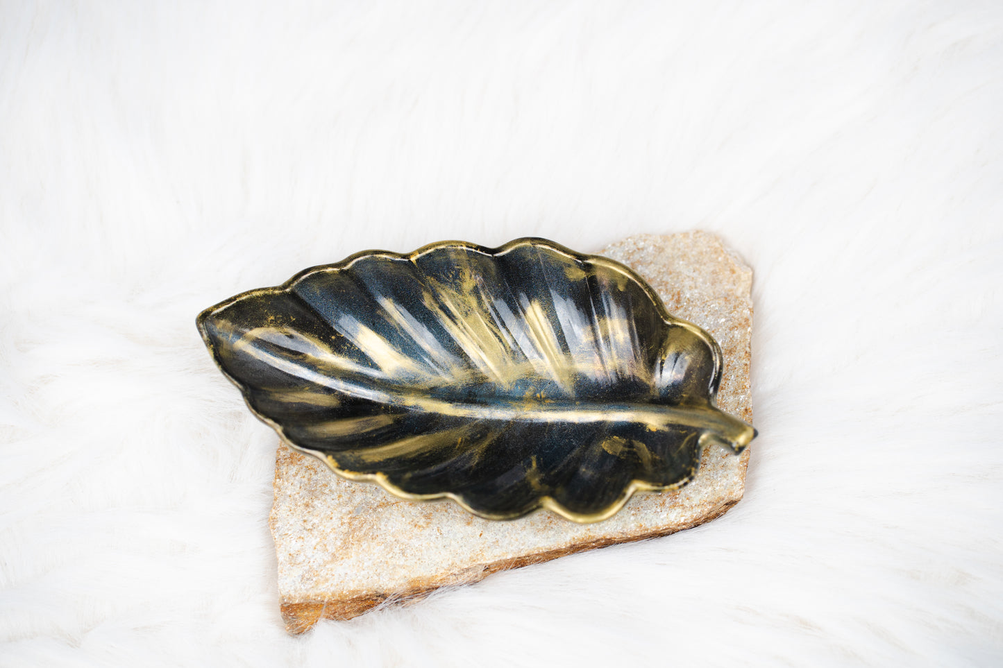 Tavă decorativă din rășină epoxidică – formă de frunză, negru cu auriu