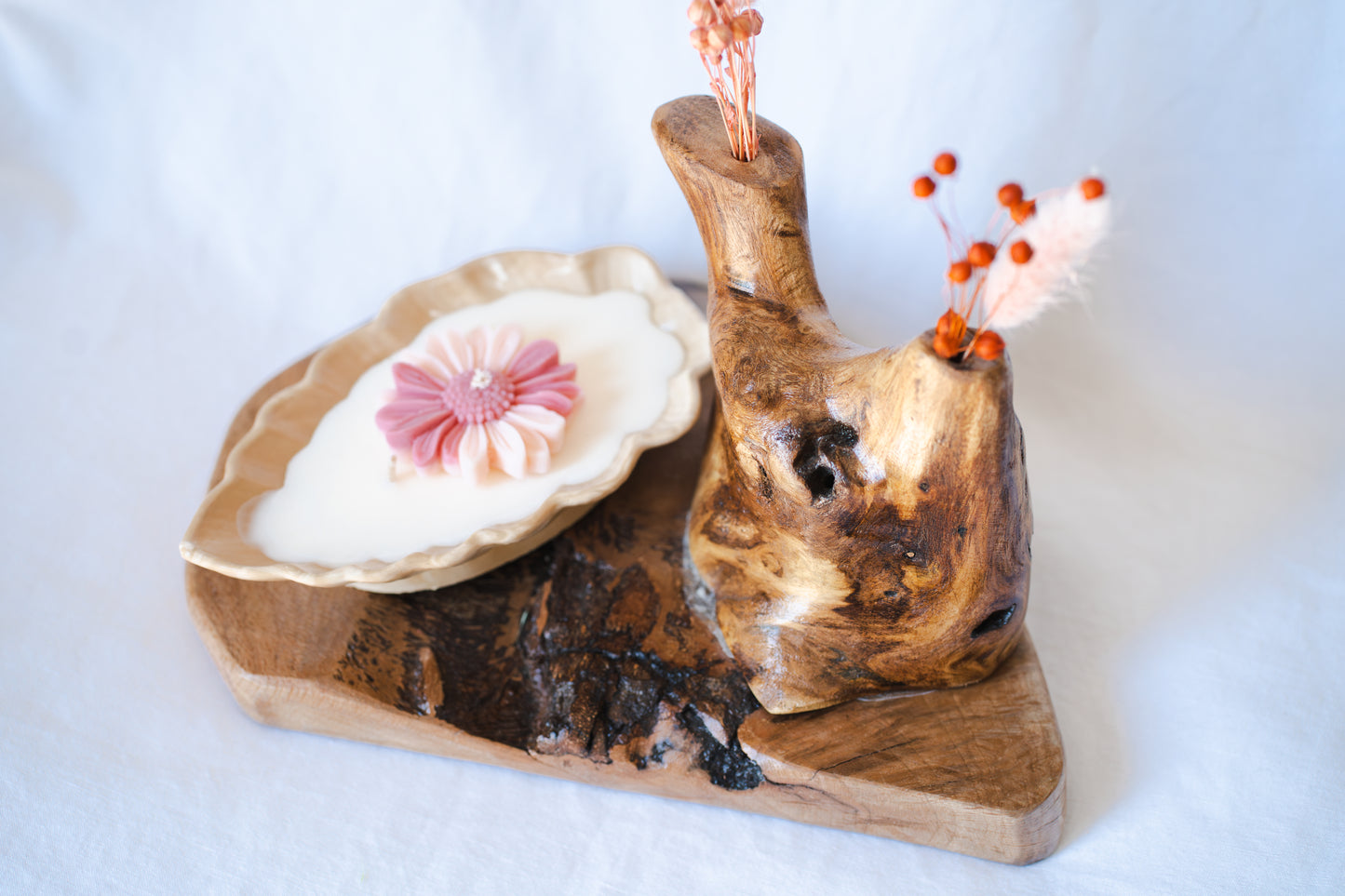 Set cadou handmade cu lumânare parfumată si vază din lemn pe suport
