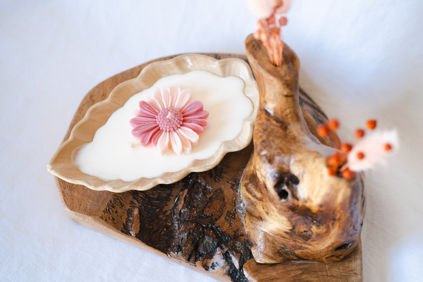Set cadou handmade cu lumânare parfumată si vază din lemn pe suport