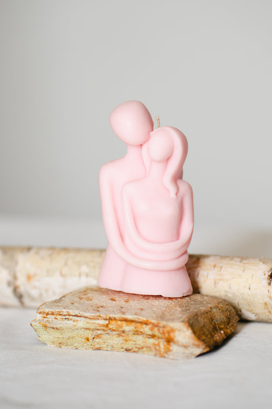 Lumânare parfumată cu formă de cuplu îmbrățișat – ceară naturală de soia, turnată manual