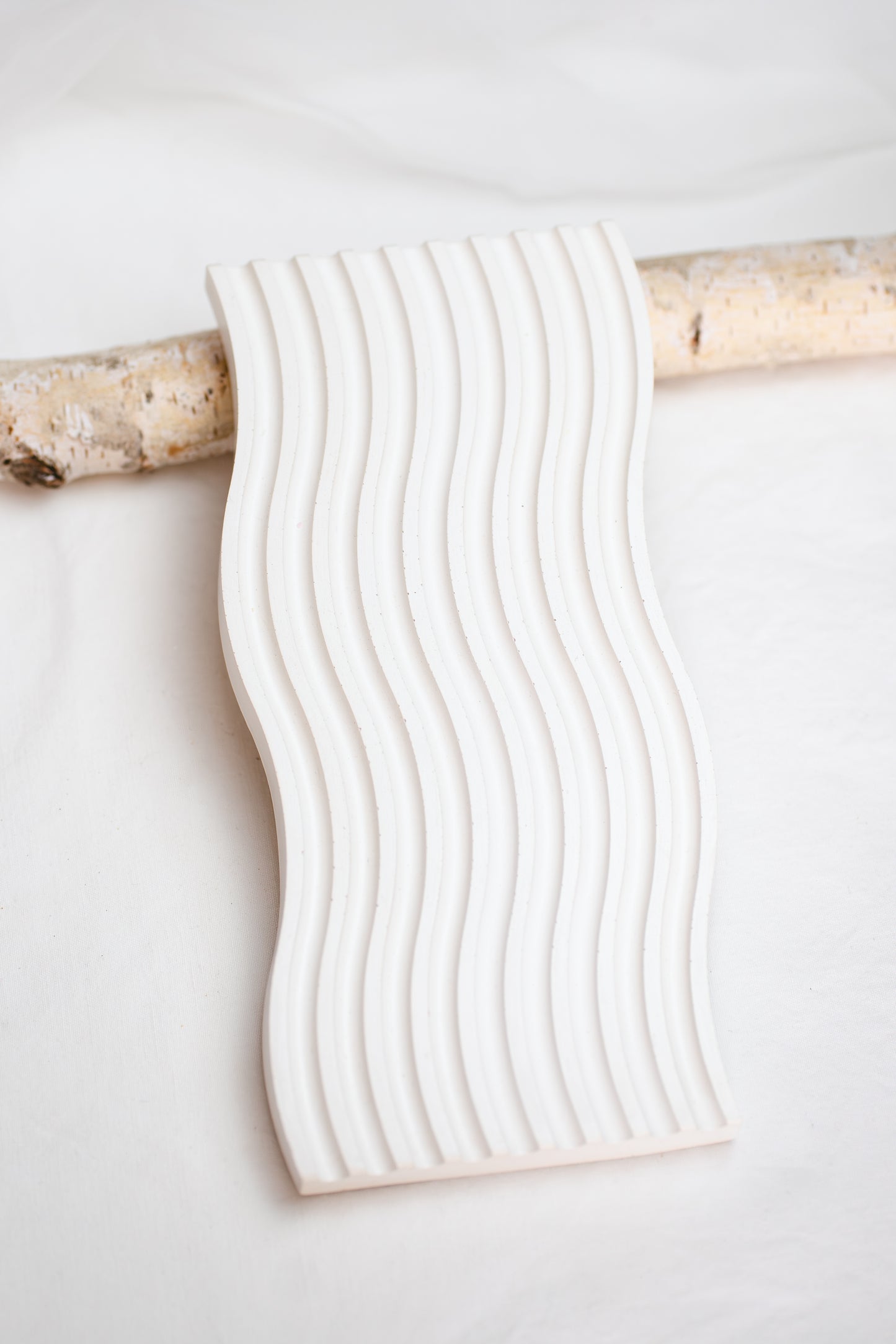 Tavă decorativă din praf ceramic – design ondulat modern, turnată manual