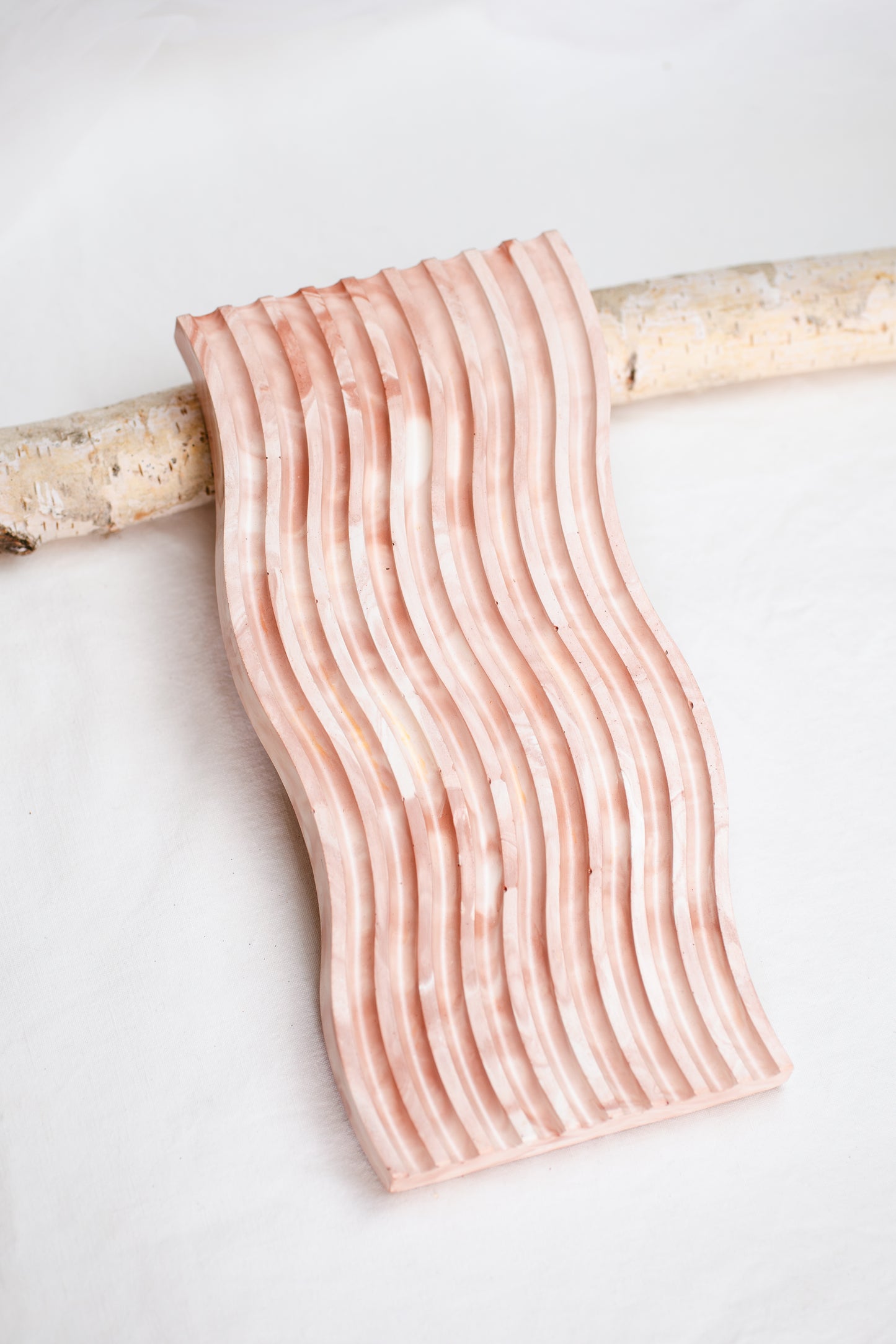 Tavă decorativă din praf ceramic – design ondulat modern, turnată manual