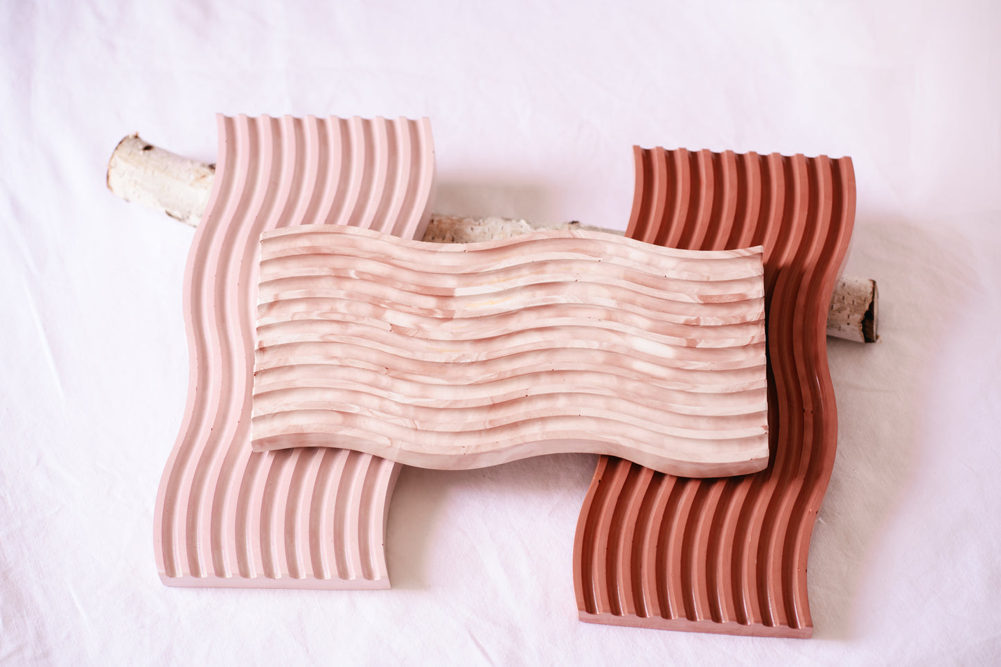 Tavă decorativă din praf ceramic – design ondulat modern, turnată manual