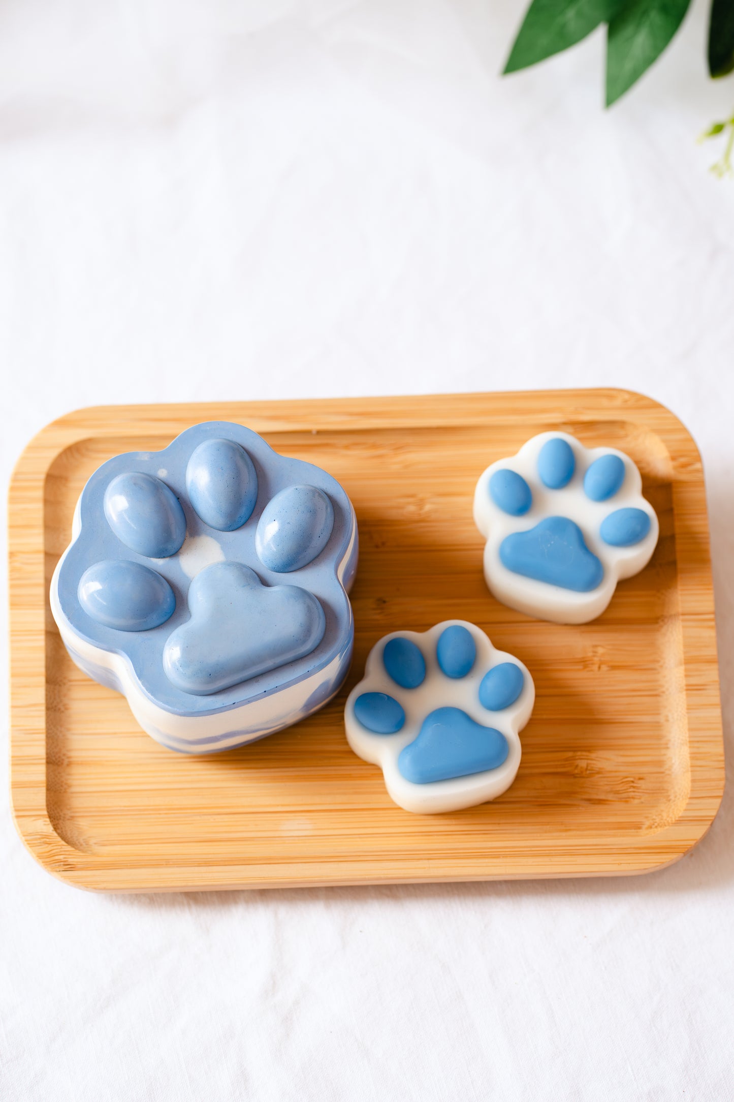 Set cadou lumânări parfumate în formă de lăbuță – Creație handmade pentru iubitorii de animale