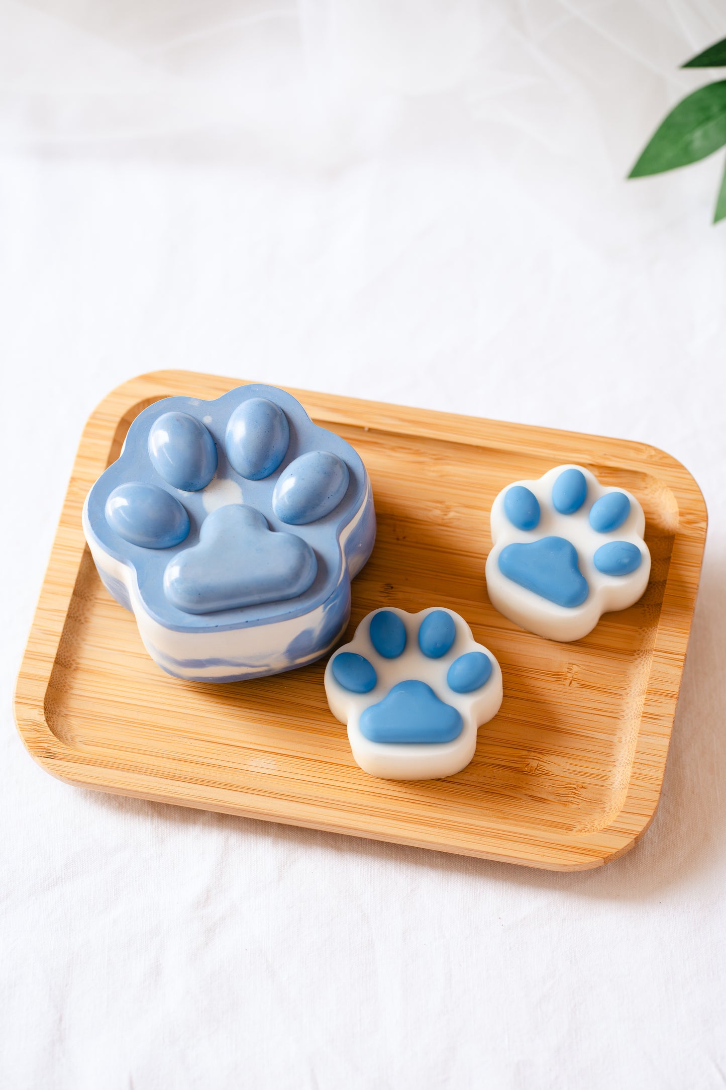 Set cadou lumânări parfumate în formă de lăbuță – Creație handmade pentru iubitorii de animale