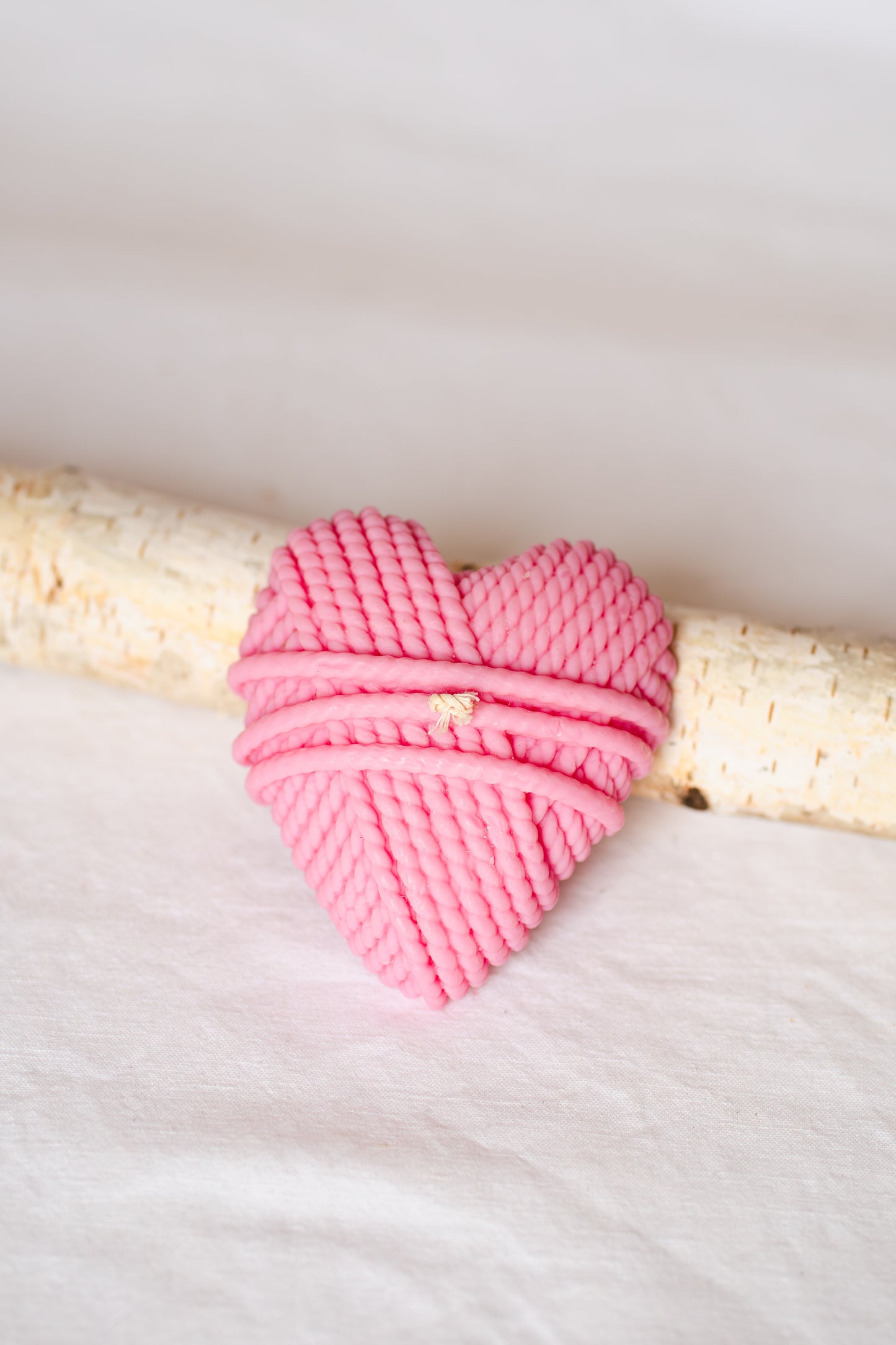 Lumânare parfumată din ceară de soia – inimă croșetată roz handmade