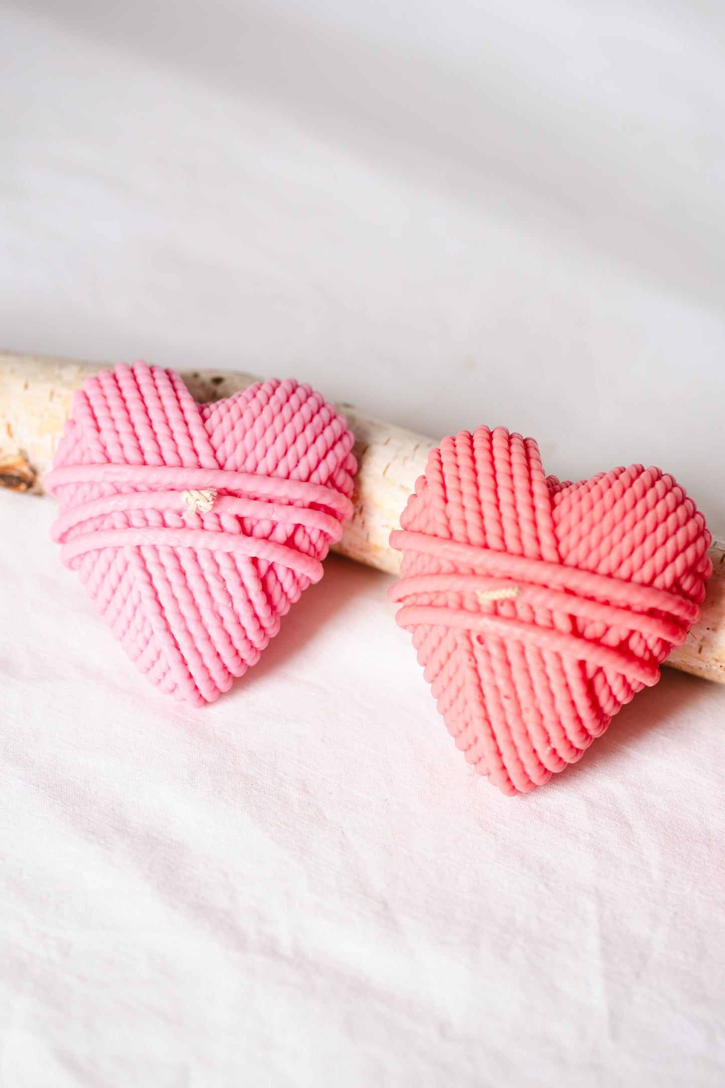 Lumânare parfumată din ceară de soia – inimă croșetată roz handmade