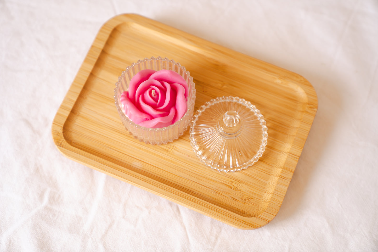 Lumânare parfumată trandafir din ceară de soia – recipient bombonieră din sticlă