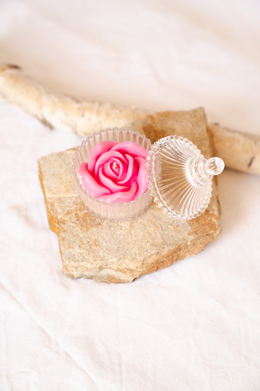 Lumânare parfumată trandafir din ceară de soia – recipient bombonieră din sticlă