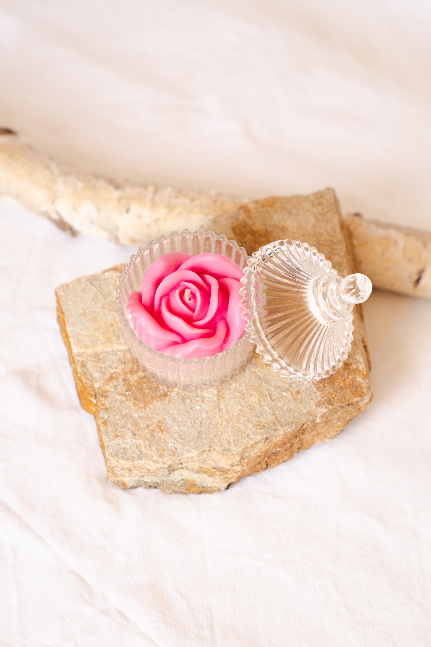 Lumânare parfumată trandafir din ceară de soia – recipient bombonieră din sticlă