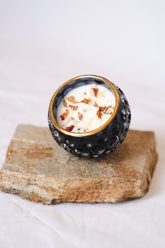 Lumânare parfumată din ceară de soia – recipient din sticlă neagră cu detalii aurii