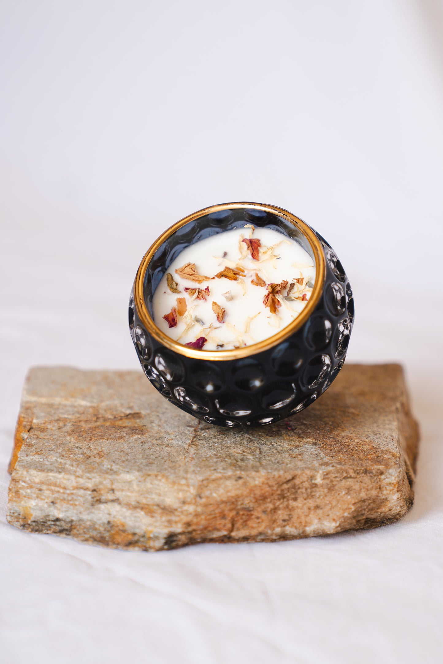 Lumânare parfumată din ceară de soia – recipient din sticlă neagră cu detalii aurii