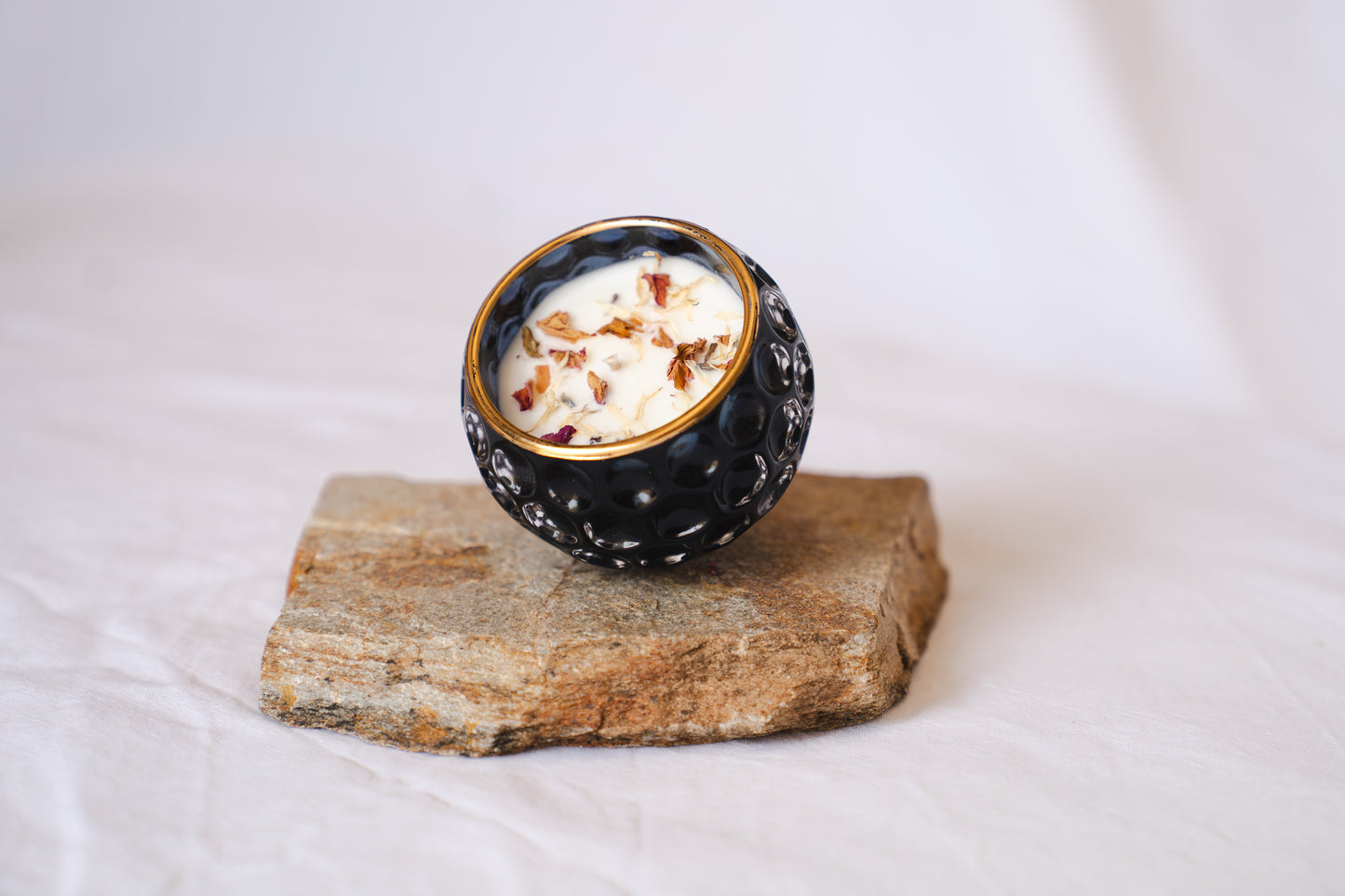 Lumânare parfumată din ceară de soia – recipient din sticlă neagră cu detalii aurii