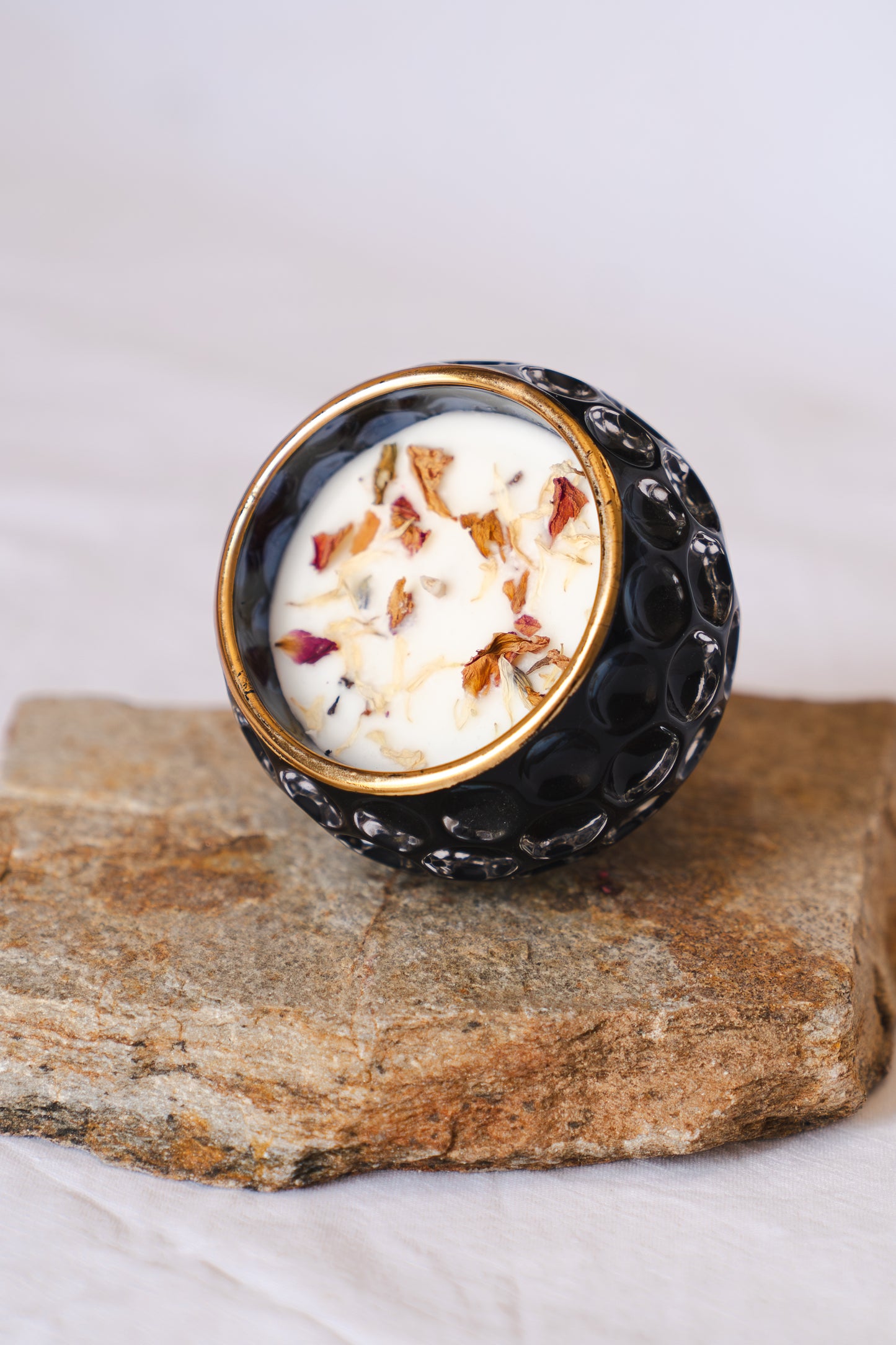 Lumânare parfumată din ceară de soia – recipient din sticlă neagră cu detalii aurii