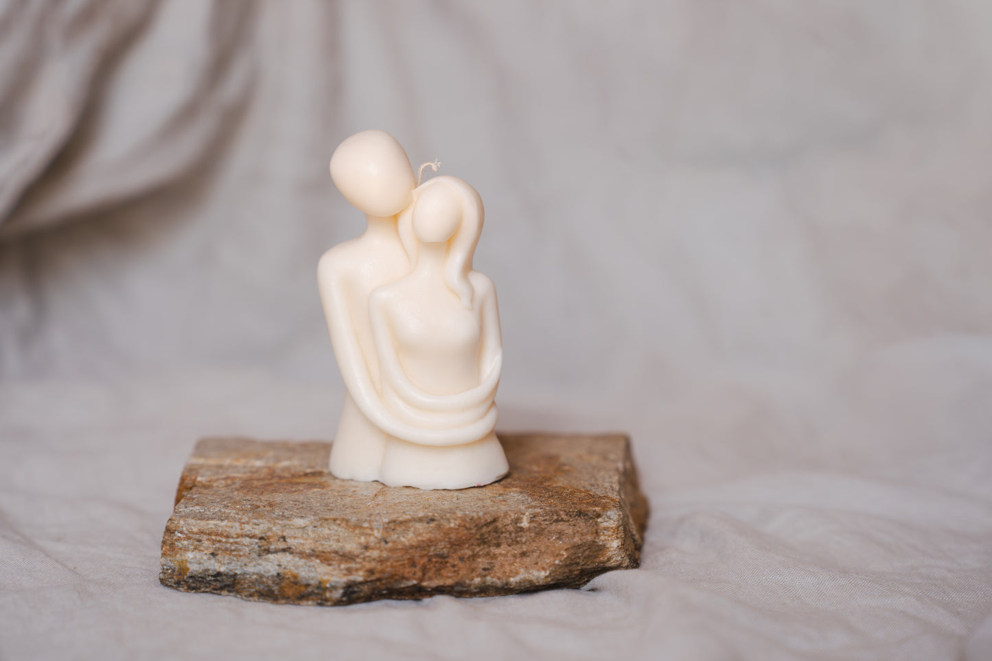 Lumânare parfumată cu formă de cuplu îmbrățișat – ceară naturală de soia, turnată manual