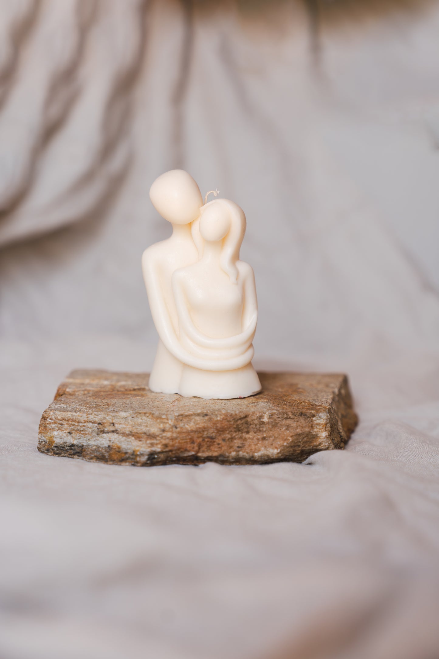 Lumânare parfumată cu formă de cuplu îmbrățișat – ceară naturală de soia, turnată manual