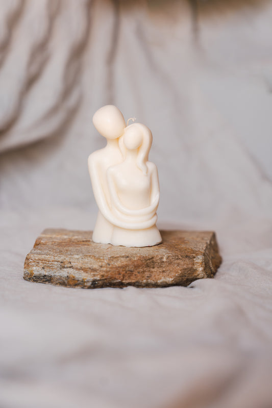 Lumânare parfumată cu formă de cuplu îmbrățișat – ceară naturală de soia, turnată manual