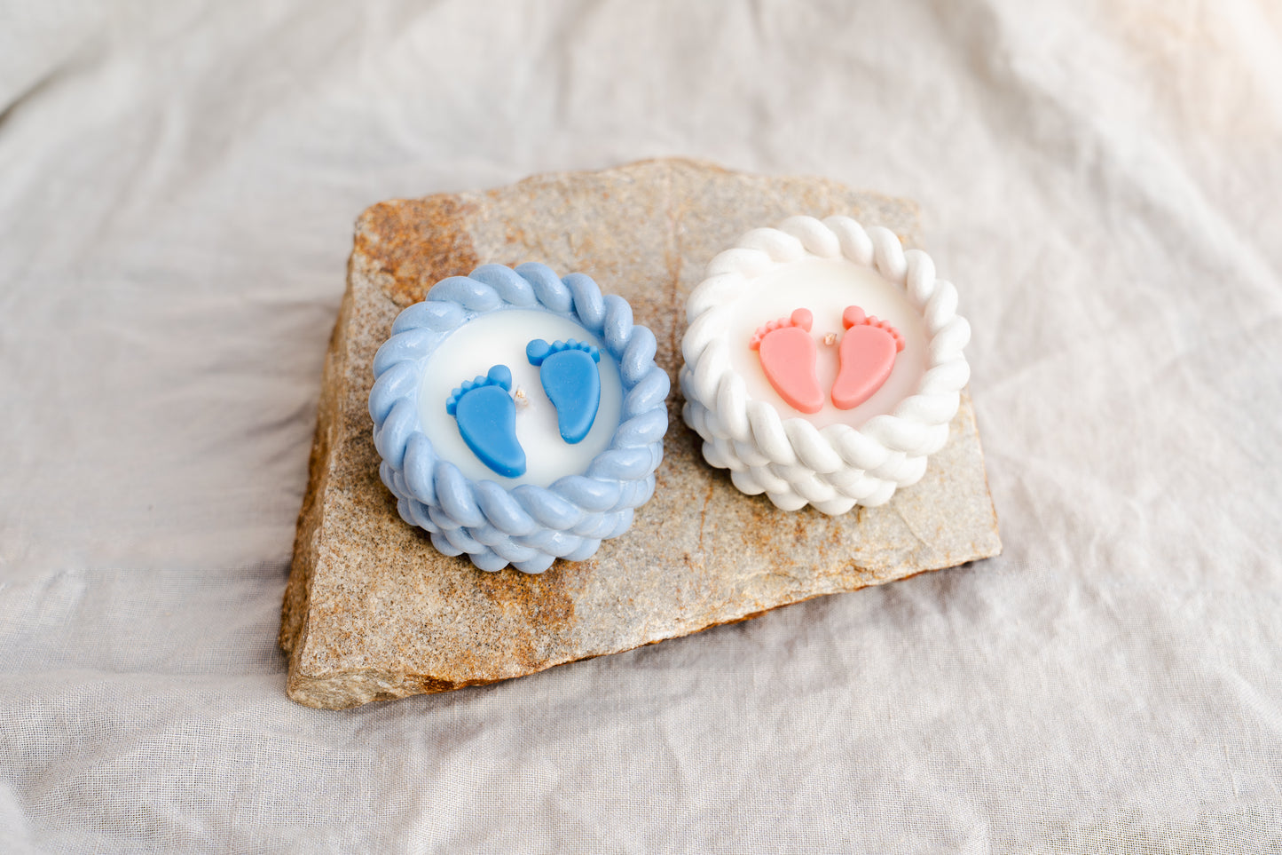 Mărturie de botez lumânare parfumată – în coșuleț ceramic cu piciorușe bebeluș