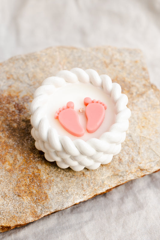 Mărturie de botez lumânare parfumată – în coșuleț ceramic cu piciorușe bebeluș