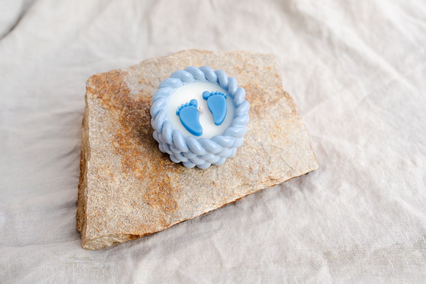 Mărturie de botez lumânare parfumată – în coșuleț ceramic cu piciorușe bebeluș