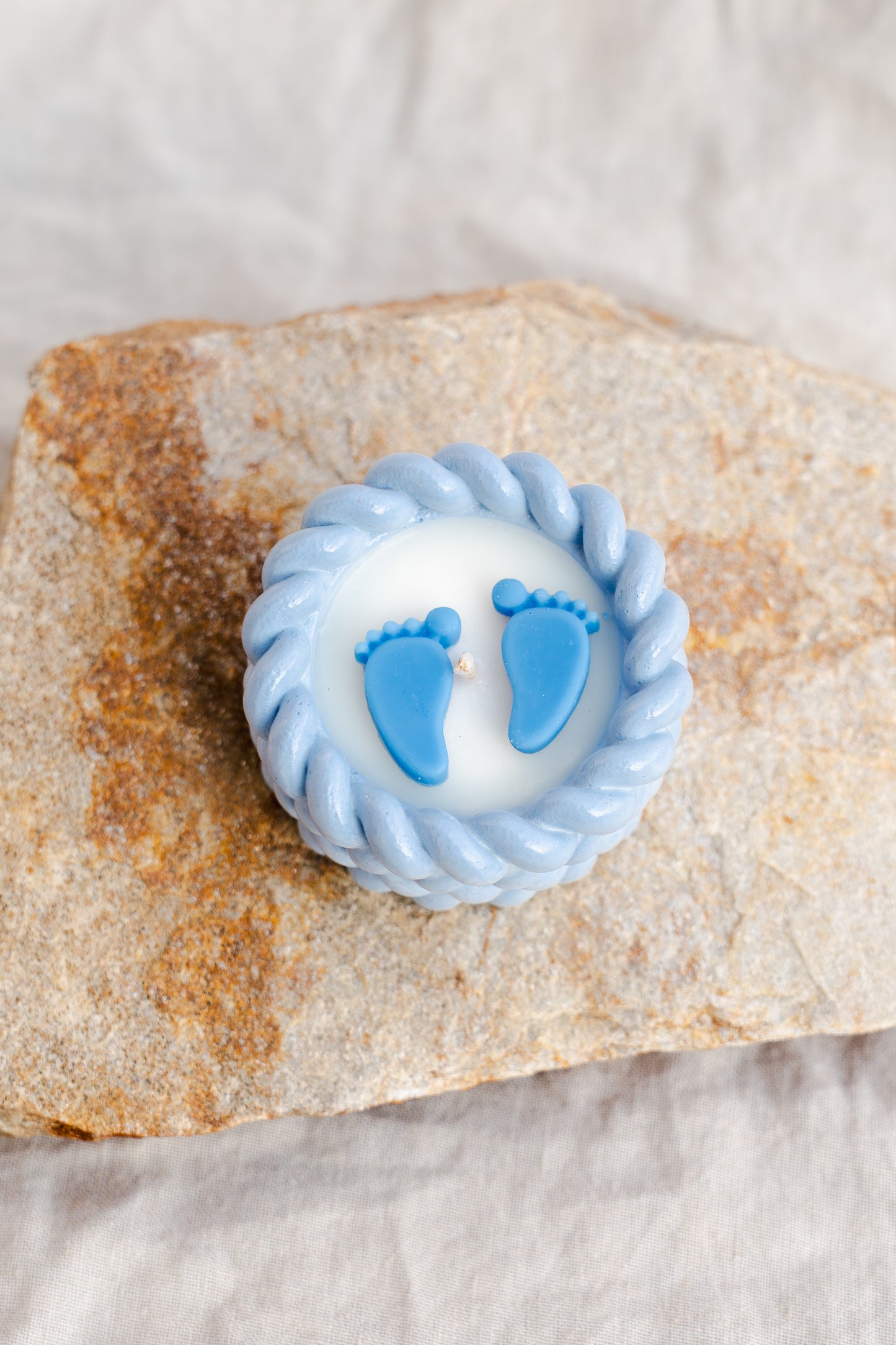 Mărturie de botez lumânare parfumată – în coșuleț ceramic cu piciorușe bebeluș