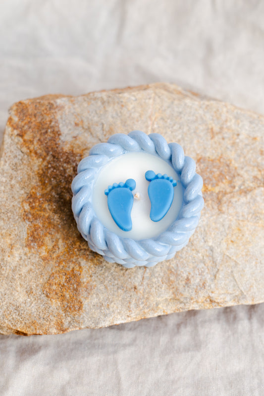 Mărturie de botez lumânare parfumată – în coșuleț ceramic cu piciorușe bebeluș