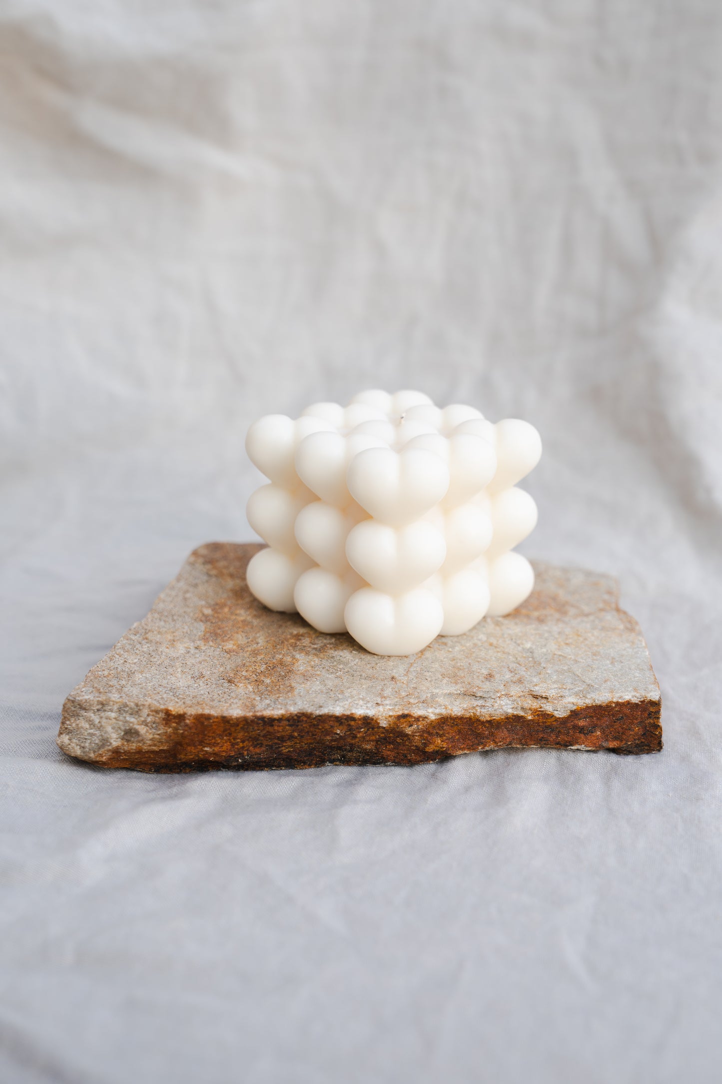 Lumânare parfumată cu model de inimi – turnată manual din ceară naturală de soia